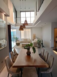 Foto interior 3, comedor y sala_ Casa moderna en dos pisos construida