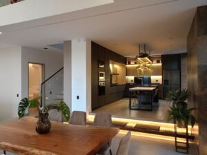 Foto interior 1, comedor y cocina_ Casa moderna en dos pisos construida