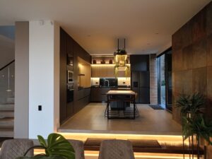 Foto interior 2, comedor y cocina_ Casa moderna en dos pisos construida